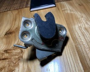 CERRADURA DELANTERA DERECHA SEAT 131