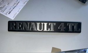 ANAGRAMA PLÁSTICO RENAULT 4 TL