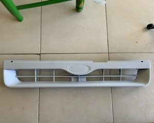 REJILLA DELANTERA FORD MAVERICK 1995, OEM 1957943